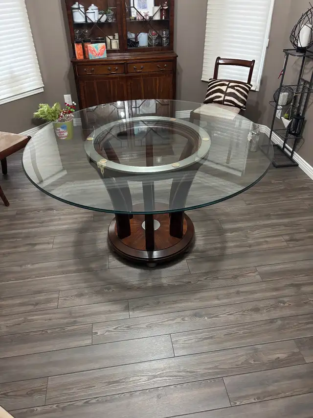 Glass top table in Dining Tables & Sets in Sarnia - Image 2
