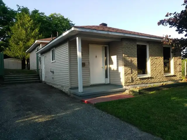 Elliot Lake: 2 bedroom detached backsplit on a large corner lot