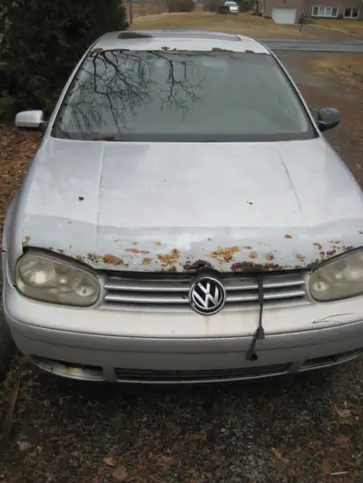 Volkswagen Golf 2000 diesel à vendre pour le moteur et les pièces. 290 000 Km. Moteur performant ALH...
