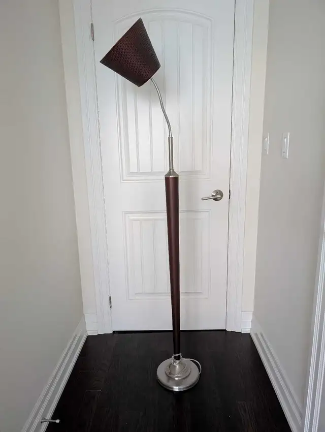 Floor lamp in Indoor Lighting & Fans in Mississauga / Peel Region - Image 4