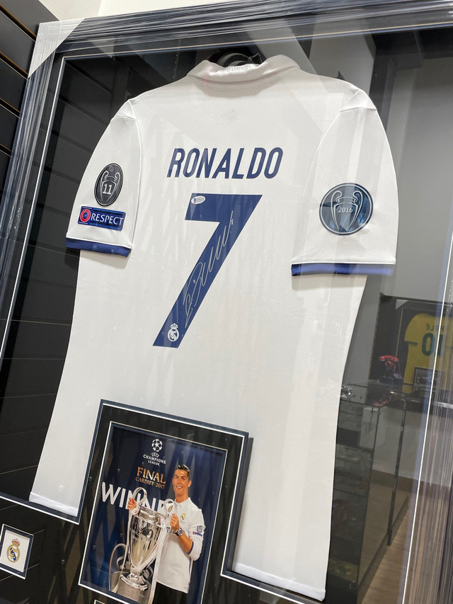 Ronaldo Signed jersey with COA Beckett* in Arts & Collectibles in Mississauga / Peel Region