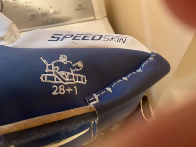 Goalie pads ccm Lefebvre speed skin 28 inches just need a cleani in Hockey in Markham / York Region - Image 5