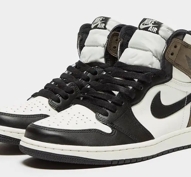 Air Jordan 1 High OG ‘Dark Mocha’ (Size 6.5Y) in Men's Shoes in City of Toronto - Image 2