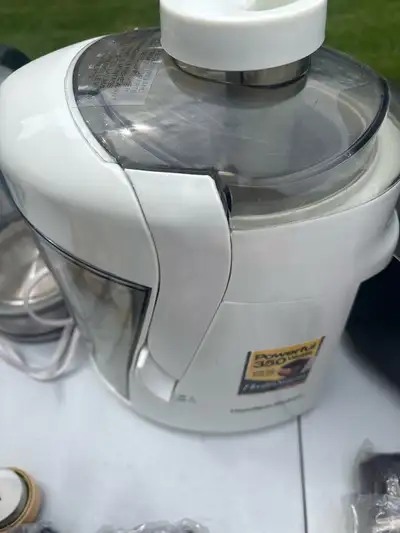 This Hamilton Beach 350-watt juicer is a reliable kitchen companion for your daily dose of fresh fru...