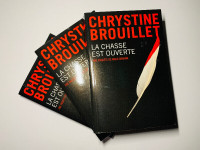 CHRYSTINE BROUILLET-LA CHASSE EST OUVERTE-LIVRE/BOOK (NEW)(C025)