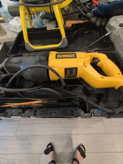 DeWalt saw, used and in excellent shape. Comes with 1 blade