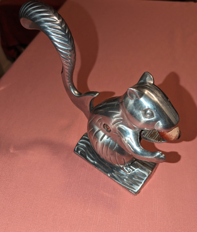 Vintage Cast Aluminum Squirrel Nutcracker in Arts & Collectibles in Oshawa / Durham Region - Image 4