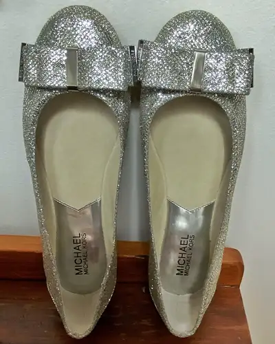 BRAND NEW /NEVER WORN MICHAEL KORS SILVER GLITTER BALLET FLATS , Voir plus