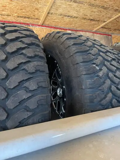 24x16 black rims Rolling big power 40x15.5x24 tires Rims fit Jeep Gladiator Have maybe 2000 kms on t...