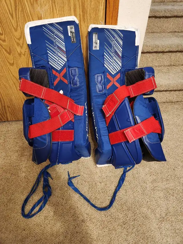 Bauer vapor X5 pro goalie pads. Size intermediate small in Hockey in Lethbridge - Image 3