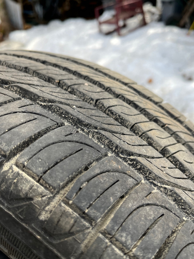 4 pneus d’été pratiquement neufs  dans Pneus et jantes  à Shawinigan - Image 3