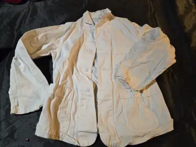 Vintage White Lab Coat, Mens size 40. Buttons up, with 2 large pockets and covers just past the wais...