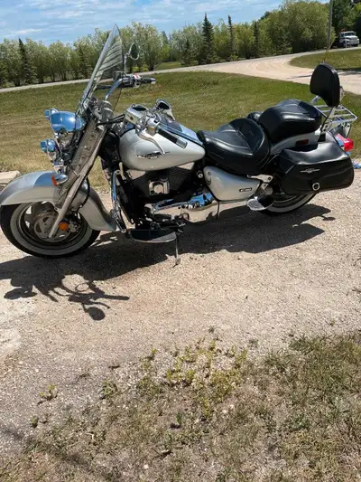 2007 Suzuki Boulevard C90 1500cc mint shape newer back tire runs great new battery 87,000 km. Call 2...