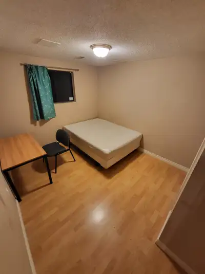 Big room in a quiet house near Brentwood Mall. queen size bed. Shared double bathroom on the same fl...
