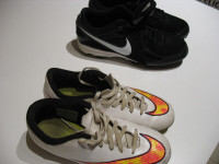 2 paires souliers de soccer pour jeune