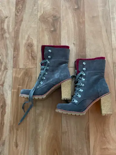 Taille 6, comme neuves. Possibilité de récupérer au centre-ville , Lachine ou Dorval.