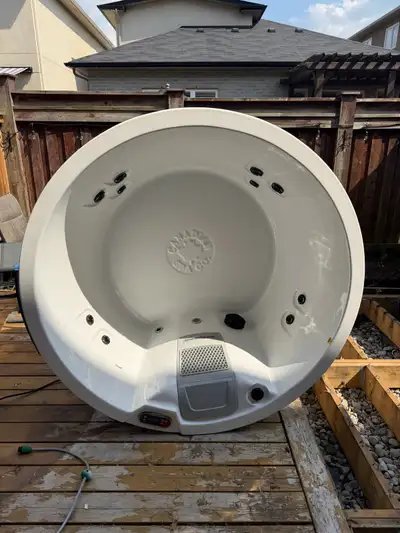 Canadian Spa Company Okanagan 4 person 10 jet hottub, View more