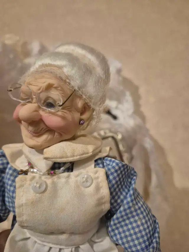 Vintage Collectible Porcelain Doll – Grandma Figure by Giftcraft in Toys & Games in Napanee - Image 8