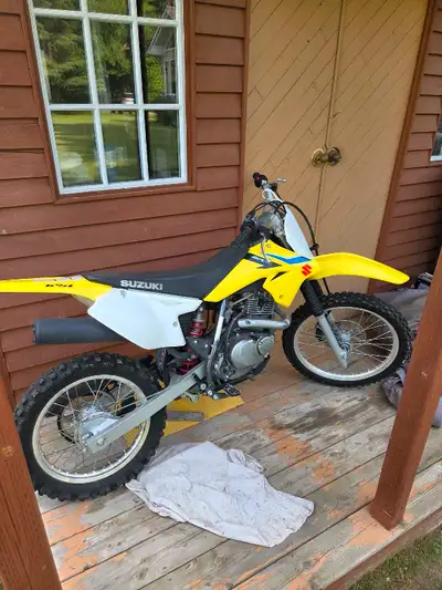 Hardly used mint condition suzuki drz L 125 comes with fresh oil change no marks clea clean $2,950 o...