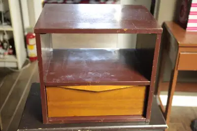 Petit Bureau en Bois 1 tiroir. 14x19 pouces.Rouge vin. LIVRAISON, View more