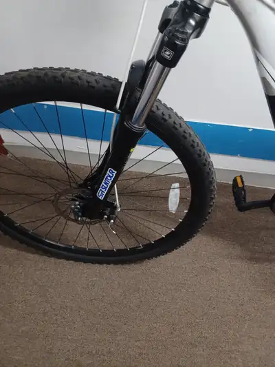Velo mixte, 24 vitesses, freins a disques 240$ negociable