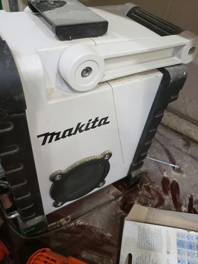 MAKITA 18V LXT Lithium-Ion Cordless or Electric Jobsite Radio in Other in City of Toronto - Image 4