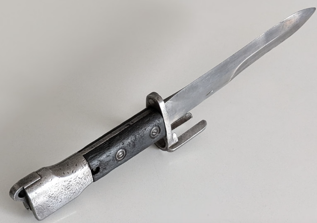 XRARE VINTAGE English M 1954  FAL Bayo with Scabbard in Arts & Collectibles in Gatineau - Image 2