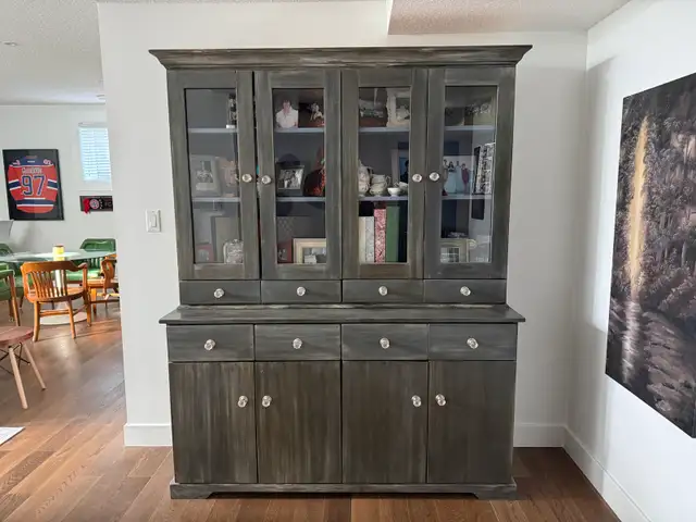 solid pine 2-piece buffet and hutch in Hutches & Display Cabinets in Edmonton - Image 4