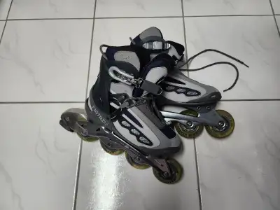 Patins grandeur: 10.5 Avec équipements de protection pour genous, coudes et poignets grandeur moyenn...