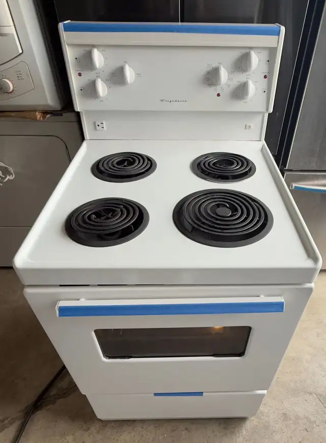 24” FRIGIDAIRE COIL TOP ELECTRIC STOVE APARTMENT SIZE  in Stoves, Ovens & Ranges in City of Toronto - Image 6