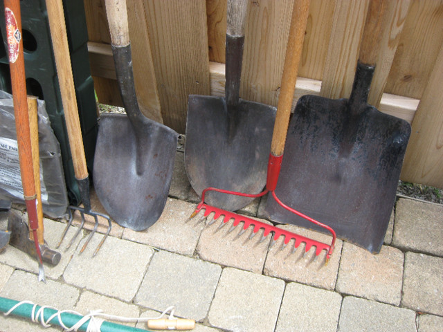 Garden tools and rack -tree pruner, rake, fork, shovels, hatchet in Outdoor Tools & Storage in Ottawa - Image 4