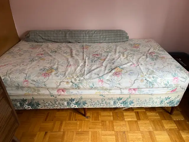 Lit simple in Beds & Mattresses in City of Montréal - Image 3