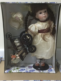 poupée porcelaine 16.5 pc avec carosse et bébé