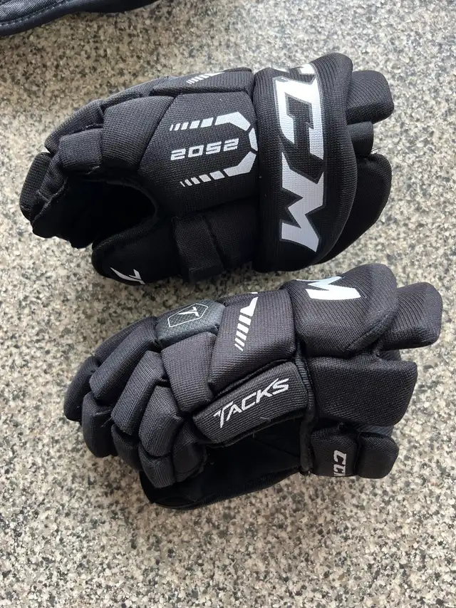 Youth Hockey Equipment (full set) in Hockey in Calgary - Image 6