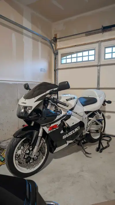 Selling my factory fuel injection SRAD 750 Bike comes with new aftermarket fairings and old aftermar...