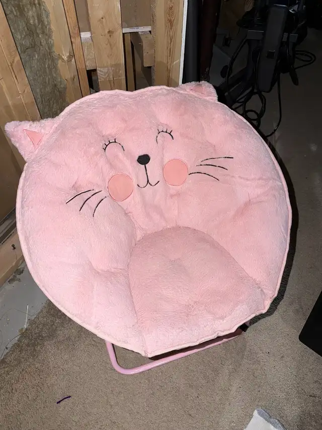 Girls chair age 2-8 in Other in Winnipeg - Image 3