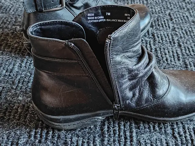 Women Clarks Black Leather Ankle Boots | Size 7M | Ruched Zipper in Women's - Shoes in Calgary - Image 10