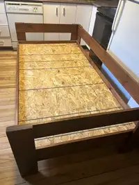 Base de lit simple avec matelas à vendre 