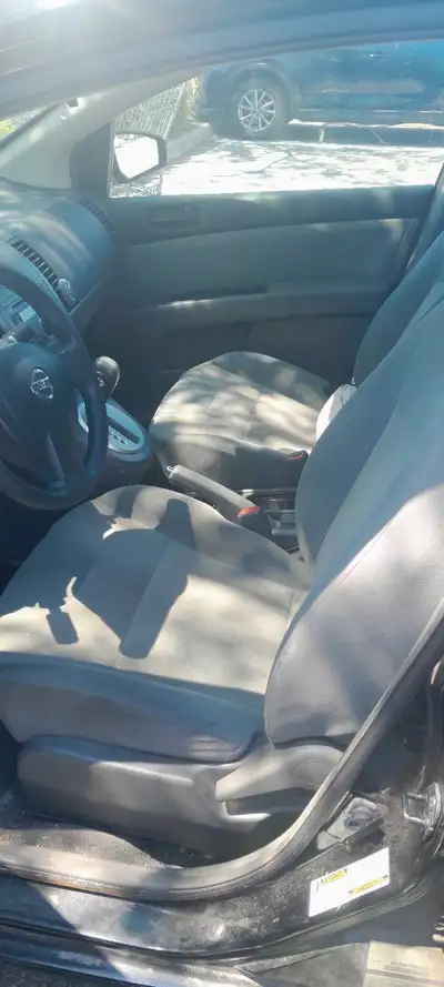 Nissan sentra, modèle 2009 Deuxieme main (femme), véhicule propre, très bien entretenu, les factures...