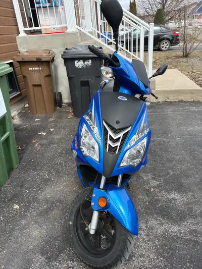 Le scooter a eu une Vérification lundi de Pâques il a été acheté neuf en 2023 seulement ma fille la...