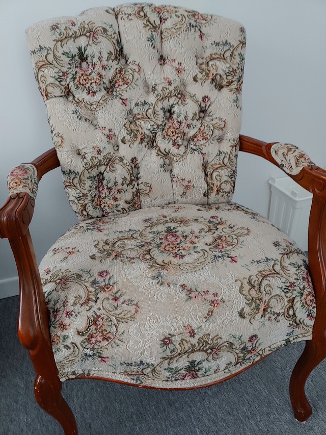 Fauteuil rembourré Antique  dans Chaises, Fauteuils inclinables  à Lac-Saint-Jean