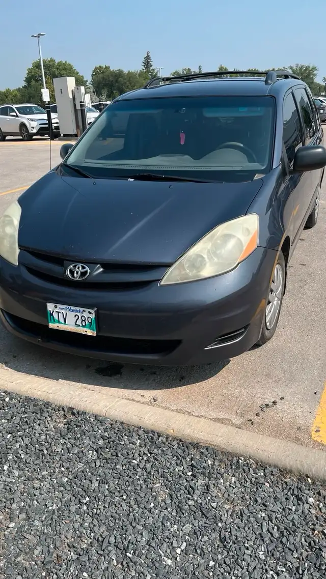 Toyota Sienna CE Van in Cars & Trucks in Winnipeg - Image 2
