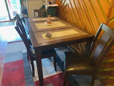 Tablet et 4 chaises/Dining Room table and 4 chairs, View more