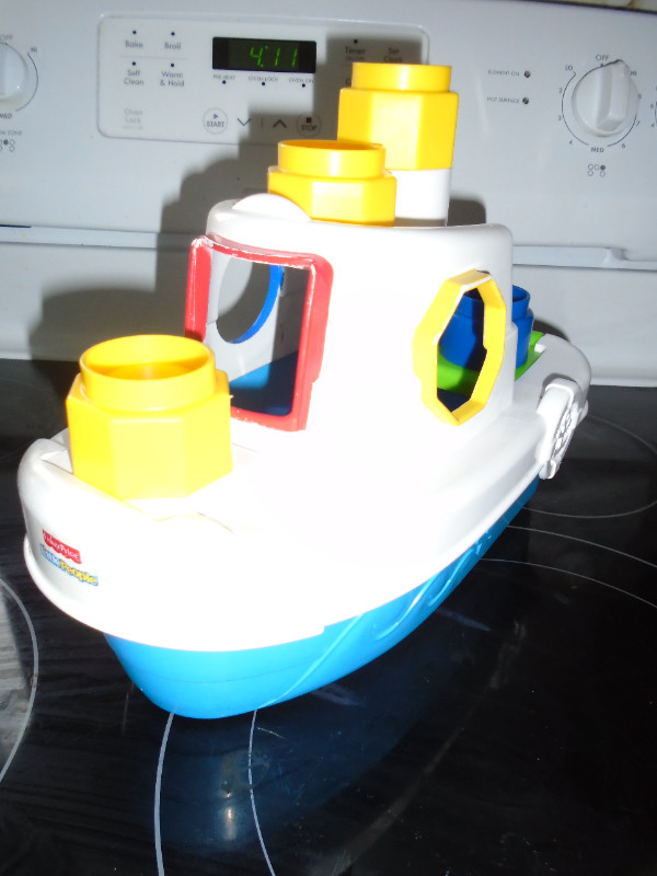 Little Tikes Tub Boat Shape-Sorter $8. in Toys in Thunder Bay