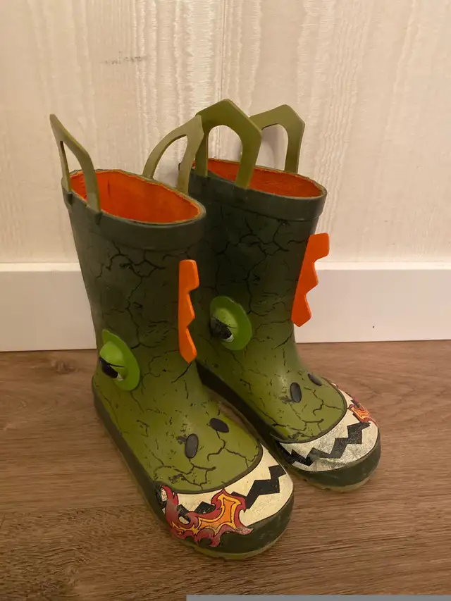 Size 10 rubber boots  in Kids & Youth in Winnipeg - Image 3