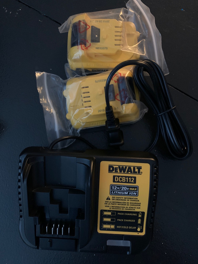 Batteries and Charger Dewalt of DCB112 12 V /r Max Lithium ION in Power Tools in Mississauga / Peel Region - Image 3