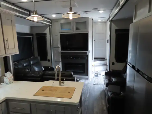 2023 Keystone Fuzion 430 Fifth-Wheel Toy Hauler in Travel Trailers & Campers in Regina - Image 6
