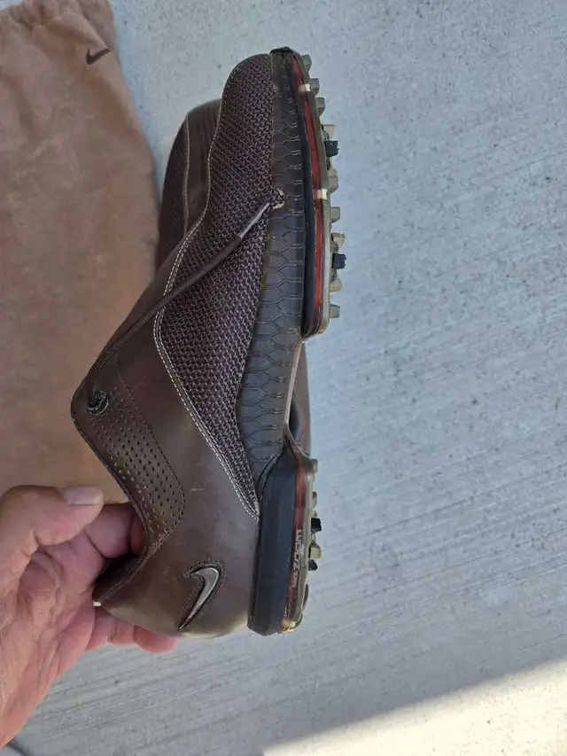 Nike tiger woods 9 .5 golf shoes  in Golf in St. Catharines - Image 4