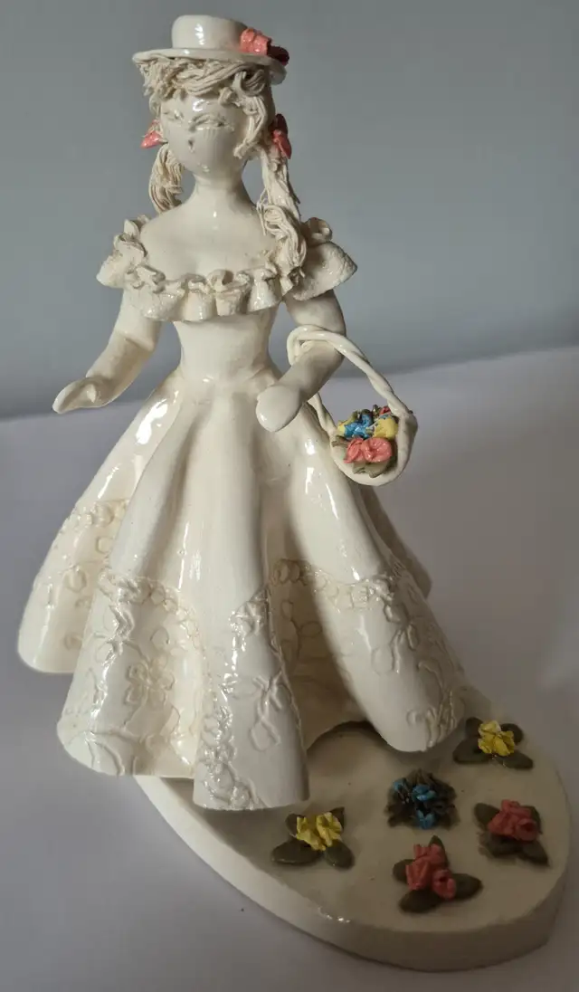 E. Meindl - Original Figurine - Mint Condition in Arts & Collectibles in Oshawa / Durham Region - Image 2