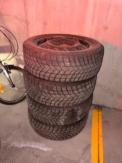 Set de 4 pneus d’hiver Michelin X Ice 215/50 R17 avec rims. Utilisé seulement 1 hiver. Bolt pattern...